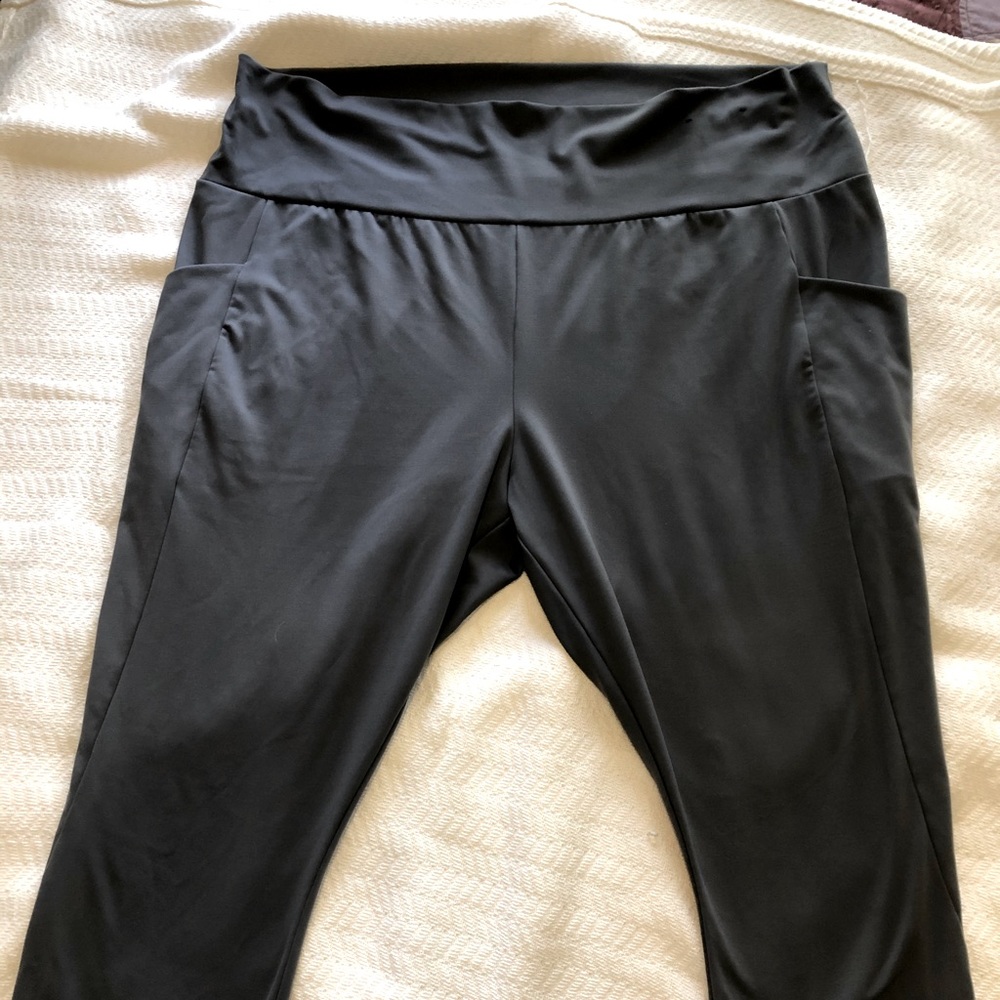 Vera Wang 2X High waisted  Grey Capri Leggings with Pockets